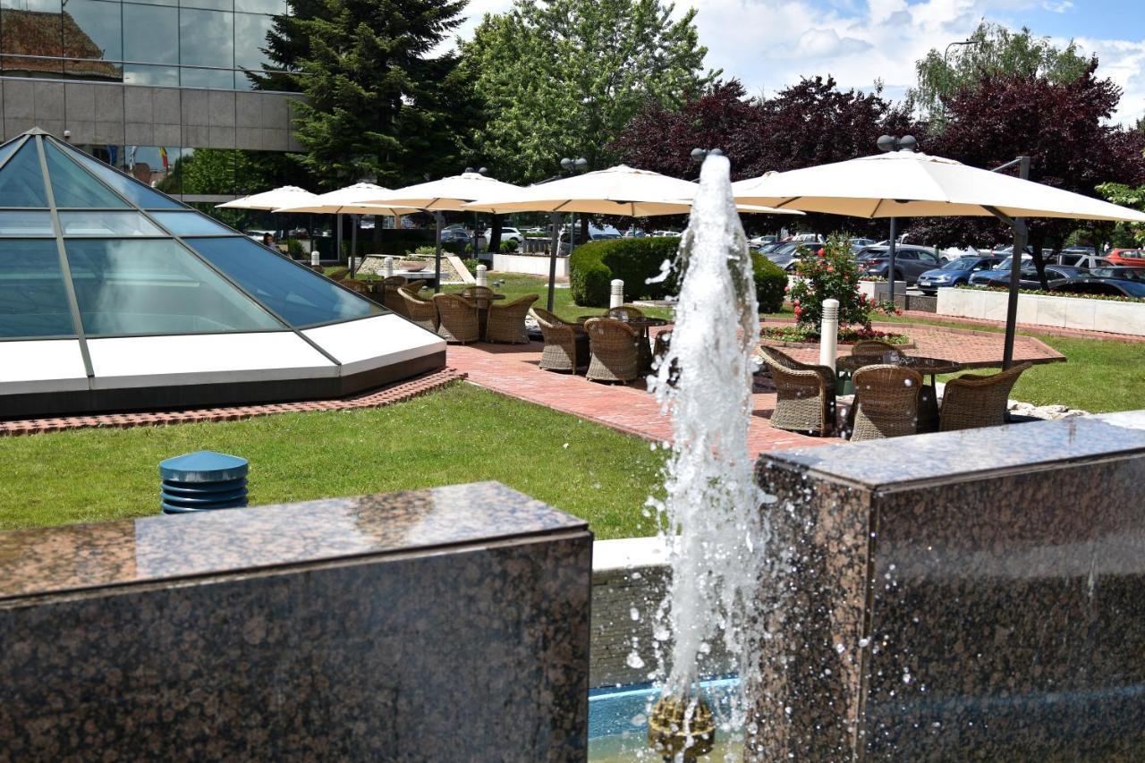 Hotel Aro Palace Brasov Exterior photo Fountain at the hotel