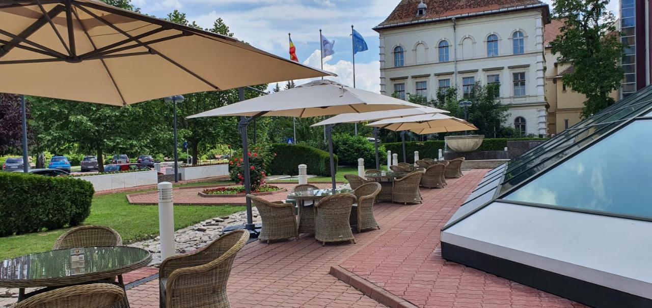 Hotel Aro Palace Brasov Exterior photo The terrace of the European University Viadana
