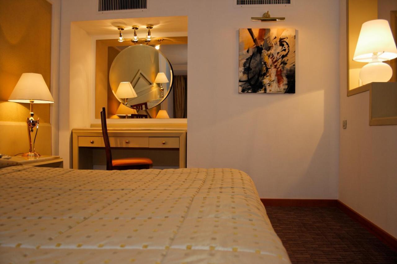 Hotel Aro Palace Brasov Exterior photo A bedroom at the hotel