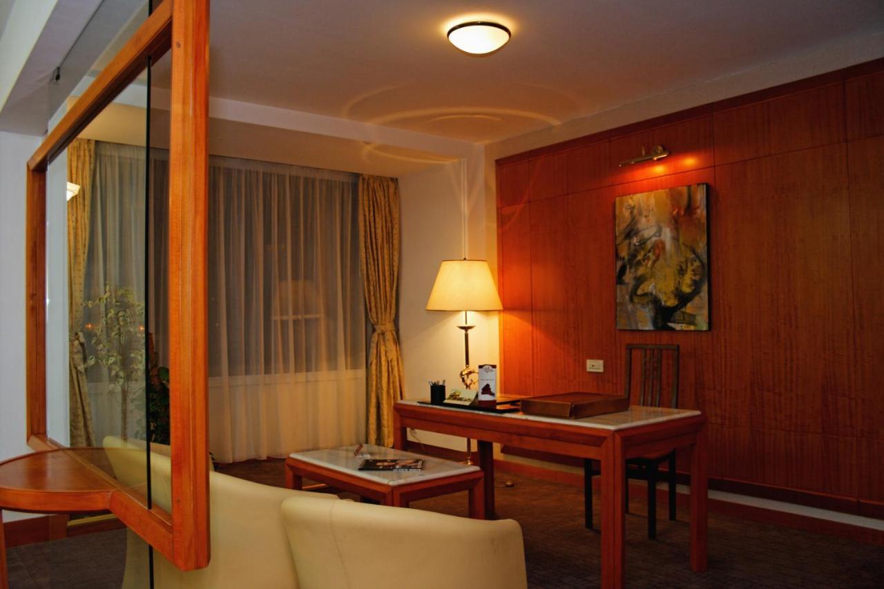 Hotel Aro Palace Brasov Exterior photo A room at the hotel