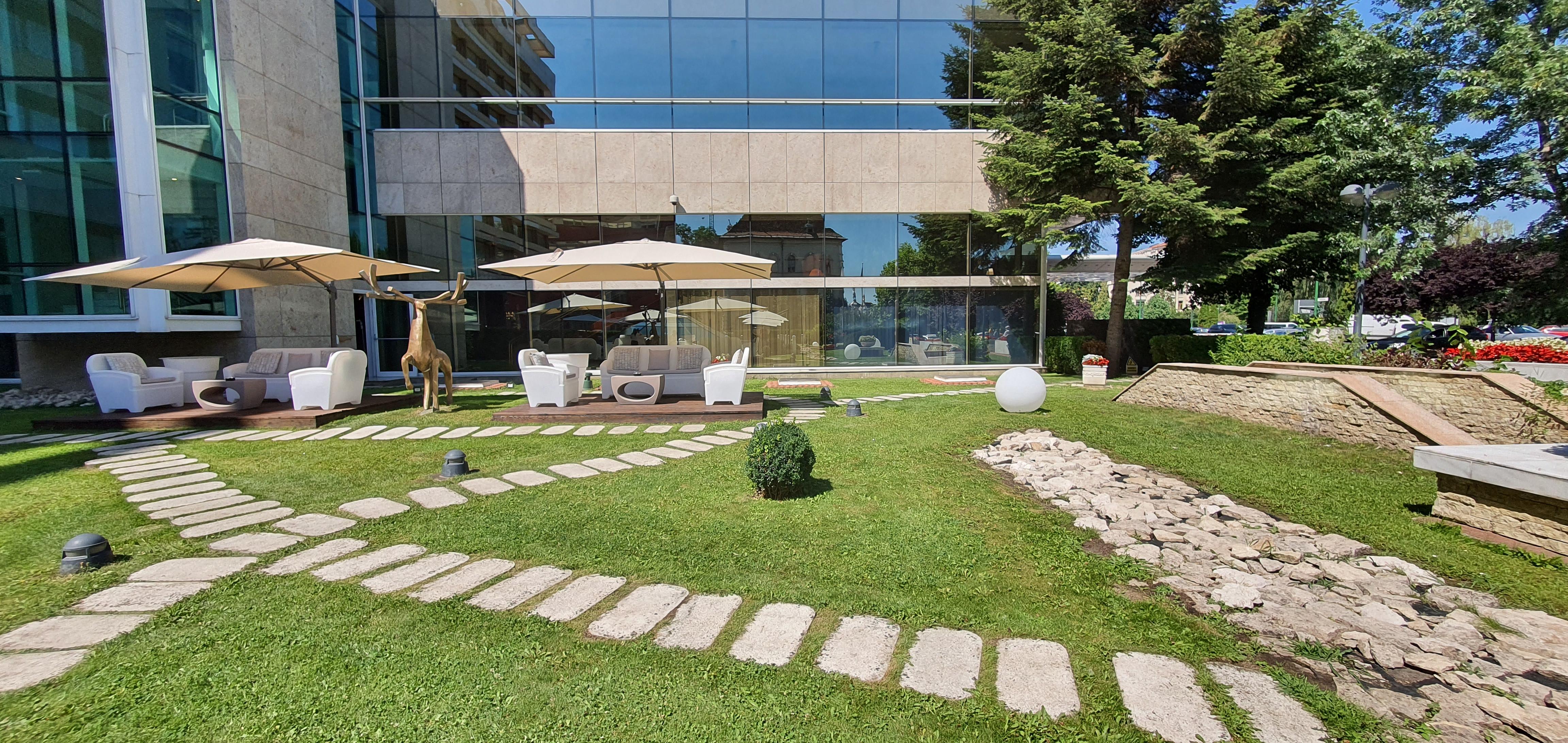 Hotel Aro Palace Brasov Exterior photo The garden of the hotel