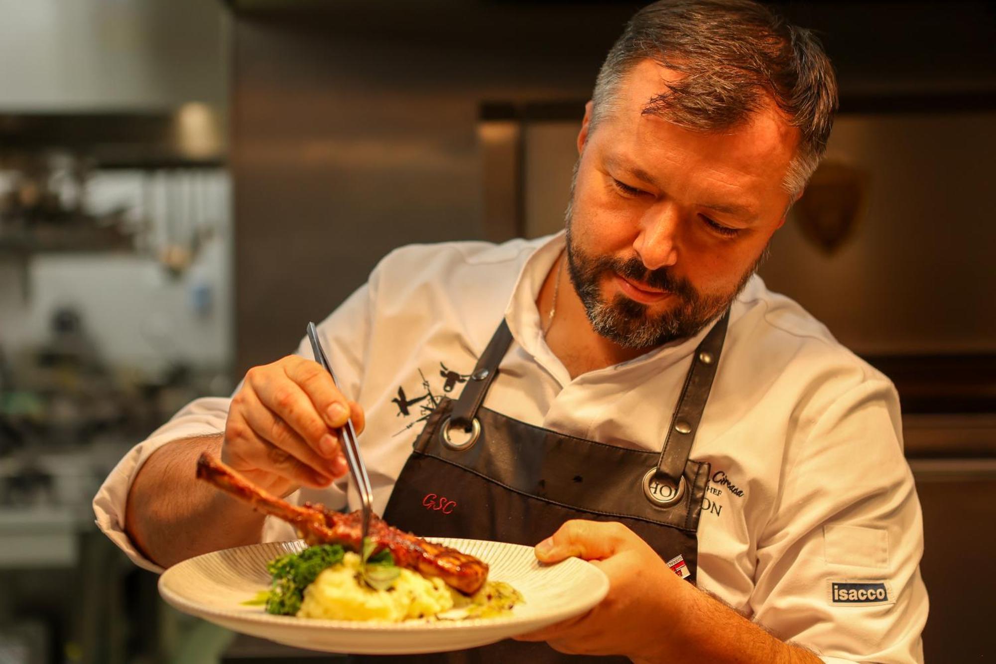 Hotel Aro Palace Brasov Exterior photo A chef plating a meal