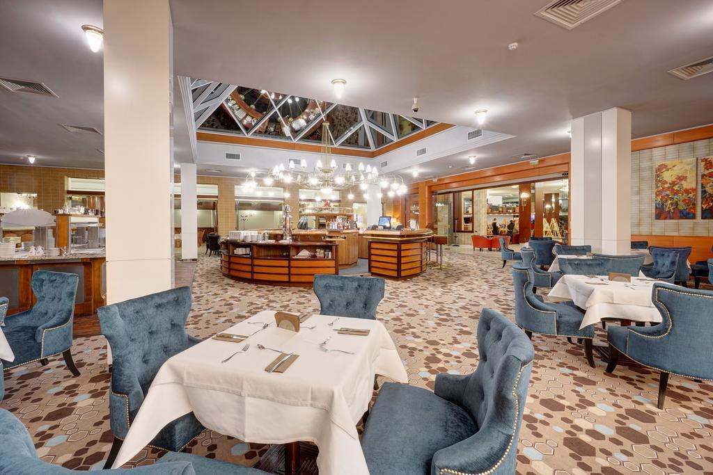 Hotel Aro Palace Brasov Exterior photo Restaurant